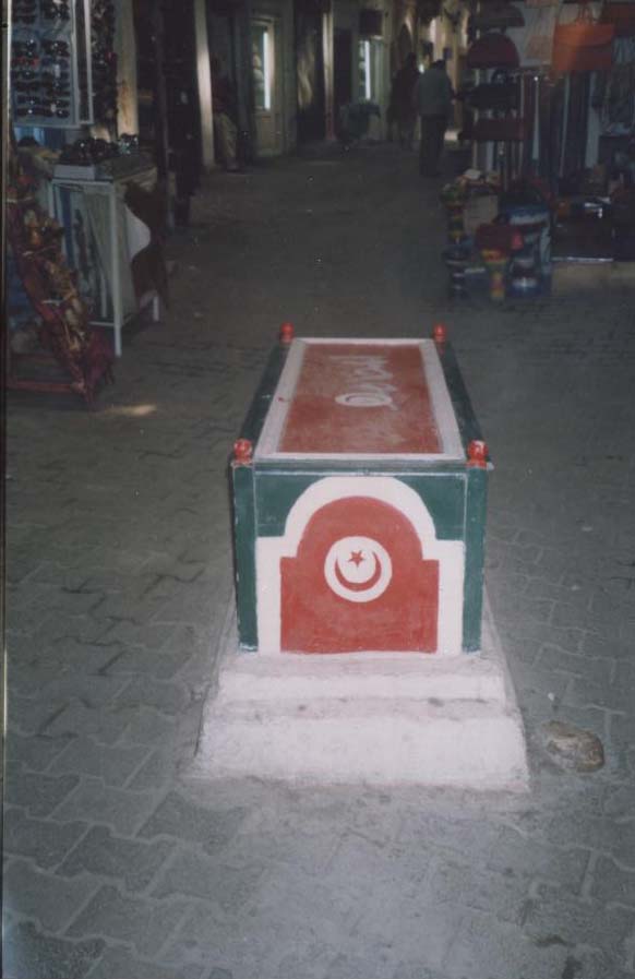 <b>العنوان: </b>صالح ظهرت جثته سالمة من التغيير عام 1987 رومي نهج السراجين - تونس<br/><b>التصنيف: </b>أشهر المقامات في تونس